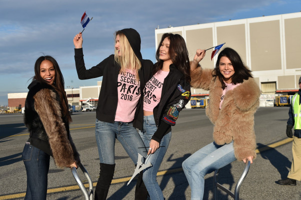 Kendall Jenner – Depart for Paris for 2016 Victoria’s Secret Fashion Show in NYC