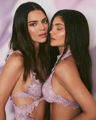 Kendall Jenner - Kendall + Kylie Cosmetics (2022)