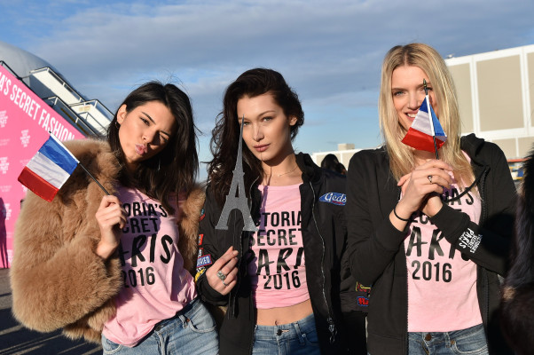 Kendall Jenner – Depart for Paris for 2016 Victoria’s Secret Fashion Show in NYC