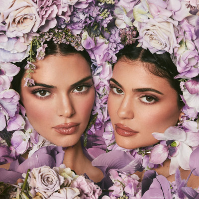 Kendall Jenner - Kendall + Kylie Cosmetics (2022)