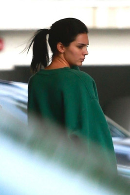 Kendall Jenner – Christmas Shopping 