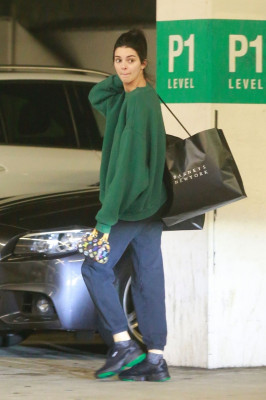 Kendall Jenner – Christmas Shopping 