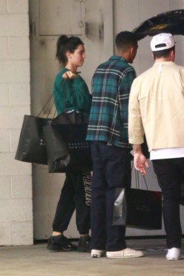 Kendall Jenner – Christmas Shopping 