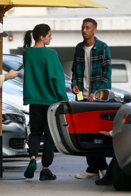 Kendall Jenner – Christmas Shopping 