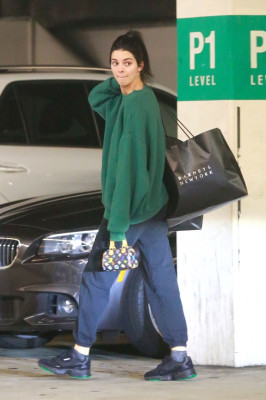 Kendall Jenner – Christmas Shopping 