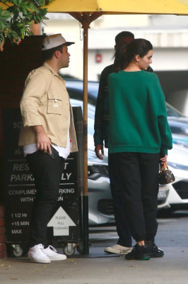 Kendall Jenner – Christmas Shopping 