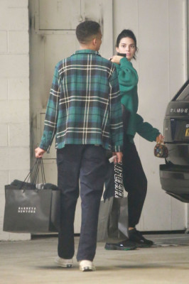 Kendall Jenner – Christmas Shopping 