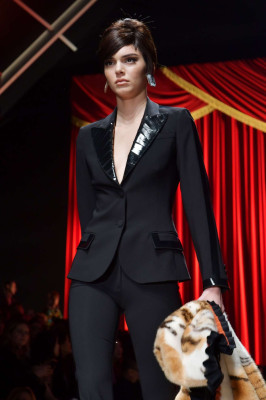 Kendall Jenner – Moschino Runway Show at MFW 2017 in Milan