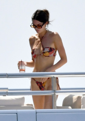 Kendall Jenner - Capri 08/24/2021