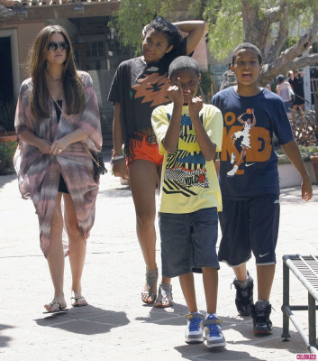 photo 13 in Kardashian gallery [id457914] 2012-02-06 00:00:00