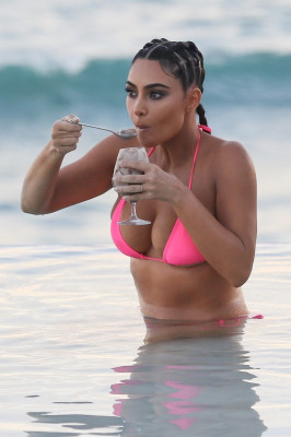 Kim Kardashian is seen in Cabo San Lucas, Mexico | 23.08.2020
