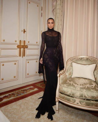 Kim Kardashian – Balenciaga Womenswear F/W Fashion Show in Paris