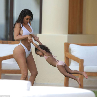Kim Kardashian pic #946732
