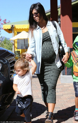 Kourtney Kardashian pic #759650