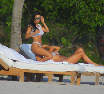 Kourtney Kardashian on the Beach in Mexico 04/26/2017