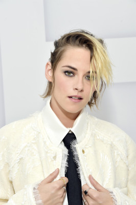 Kristen Stewart - Chanel Fashion Show | 06.10.2020