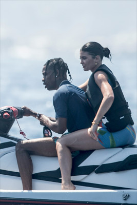 Kylie Jenner | JET SKIING IN POSITANO 08/10/19