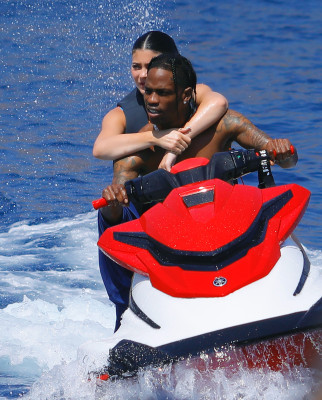 Kylie Jenner | JET SKIING IN POSITANO 08/10/19