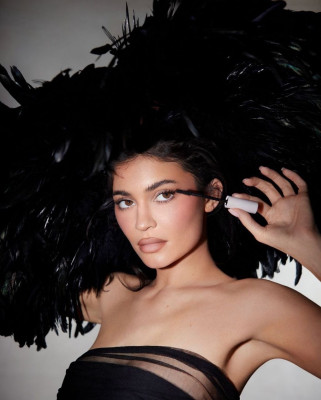 Kylie Jenner - Kylie Cosmetics (2024)