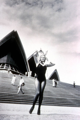 Kylie Minogue – Iconic Photoshoot 1995