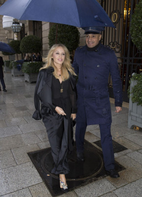 Kylie Minogue – The Schiaparelli SpringSummer 2018 Show (Paris Fashion Week)