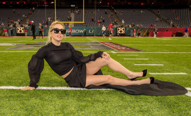  Lady Gaga – Super Bowl LI between the Atlanta Falcons vs New England Patriots