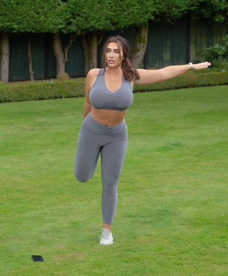 LAUREN GOODGER Workout at a Park in Essex 08/05/2020
