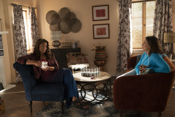 Leighton Meester - Single Parents (2018) - 1x02 Sleepover Ready - Stills
