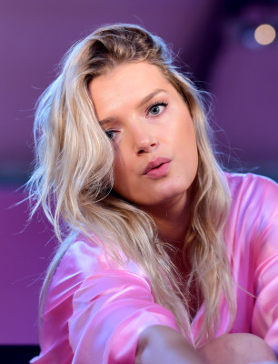 Lily Donaldson – Victoria’s Secret Fashion Show 2016 Backstage