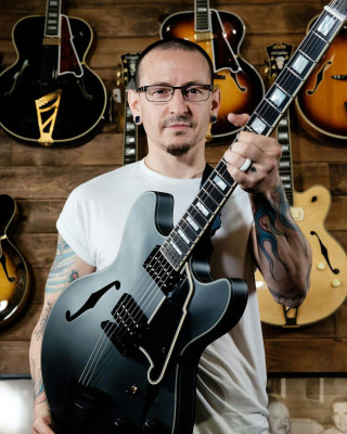 Linkin Park - Chester Bennington at D&#039;Angelico Guitar Showroom in NY 05/01/2017