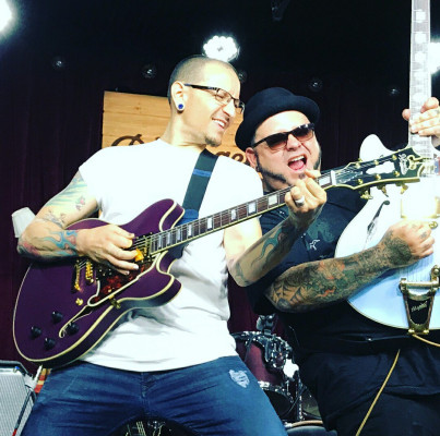 Linkin Park - Chester Bennington at D&#039;Angelico Guitar Showroom in NY 05/01/2017