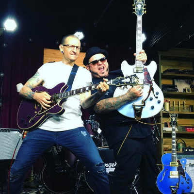 Linkin Park - Chester Bennington at D&#039;Angelico Guitar Showroom in NY 05/01/2017