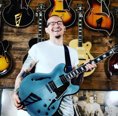 Linkin Park - Chester Bennington at D&#039;Angelico Guitar Showroom in NY 05/01/2017