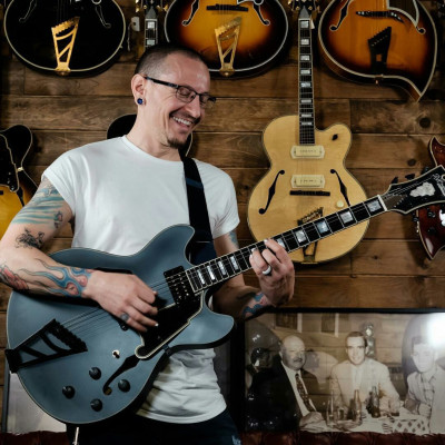 Linkin Park - Chester Bennington at D&#039;Angelico Guitar Showroom in NY 05/01/2017