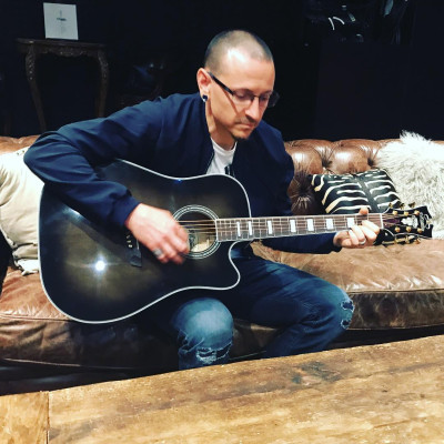 Linkin Park - Chester Bennington at D&#039;Angelico Guitar Showroom in NY 05/01/2017