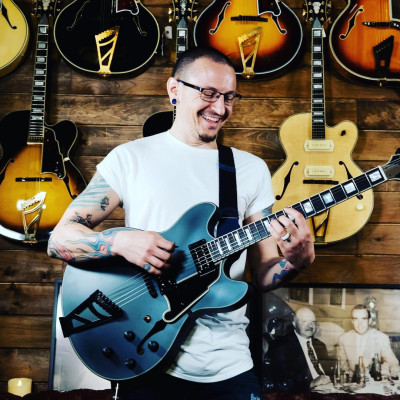Linkin Park - Chester Bennington at D&#039;Angelico Guitar Showroom in NY 05/01/2017