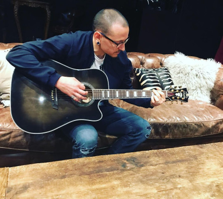 Linkin Park - Chester Bennington at D&#039;Angelico Guitar Showroom in NY 05/01/2017