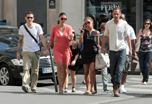 Linkin Park - Chester Bennington with family in Paris 08/01/2009