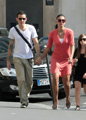 Linkin Park - Chester Bennington with family in Paris 08/01/2009