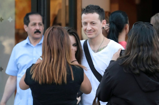 Linkin Park - Chester Bennington with family in Paris 08/01/2009