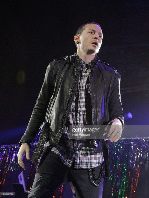 Linkin Park - KROQ Almost Acoustic Christmas Day 1 12/12/2009