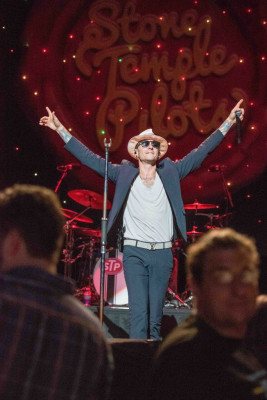 Linkin Park - Chester Bennington with STP in Louisville, Kentucky 09/23/2015