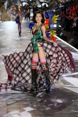 Liu Wen - Vctoria`s Secret Fashion Show 2018 