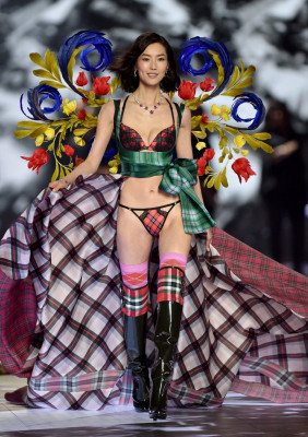 2018 VS Fashion Show Runway
