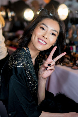 Liu Wen – Victoria’s Secret Fashion Show Backstage 2018 