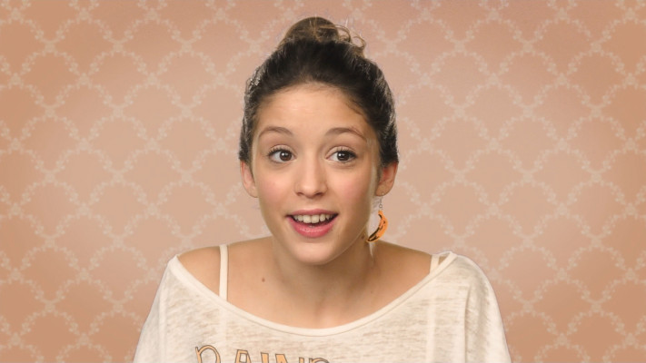 Le beau sourire de Lucie Bourdeu dans “En Famille”