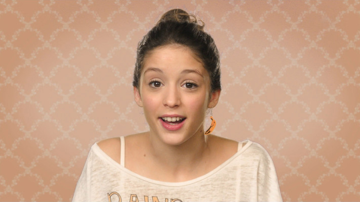 Le beau sourire de Lucie Bourdeu dans “En Famille”