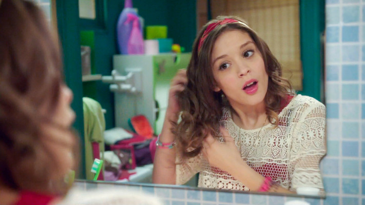 Lucie Bourdeu - French shortcom ‘En Famille’