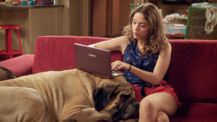 Lucie Bourdeu - French shortcom ‘En Famille’
