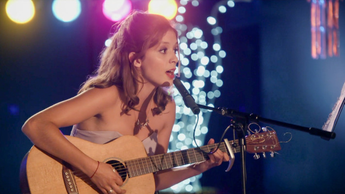 Lucie Bourdeu - French shortcom ‘En Famille’